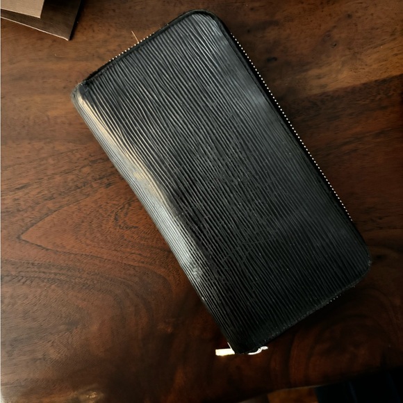 Louis Vuitton Zippy Epi Wallet in black - Picture 4 of 7